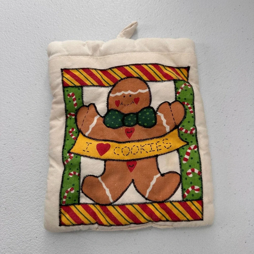 Vintage Christmas Themed Oven Mitt &‎ Pot Holder Set Bear & Gingerbread Designs